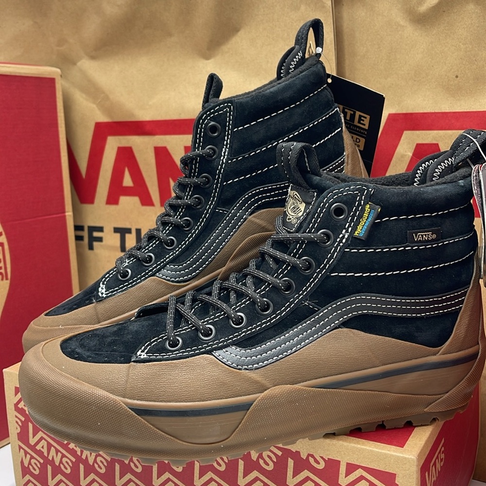 Vans Men’s Sk8-Hi Dip Mte-2
Black/Gum
VN0009QKB9M
Boots Cold Weather Sneakers - Picture 8 of 16
